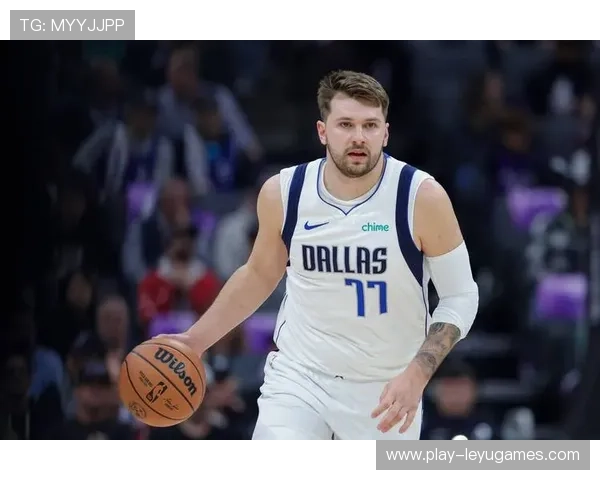 东契奇大范围分球制造空位三分，独行侠节奏平稳