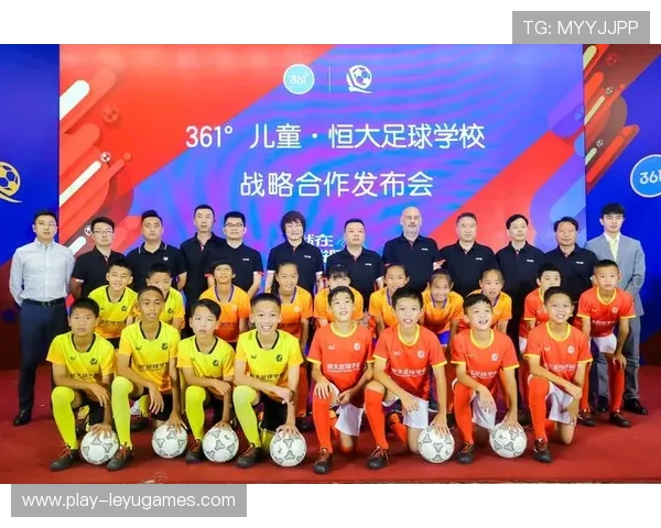 足球俱乐部与学校合作开展校园足球联赛培养接班人，学校足球俱乐部的成员